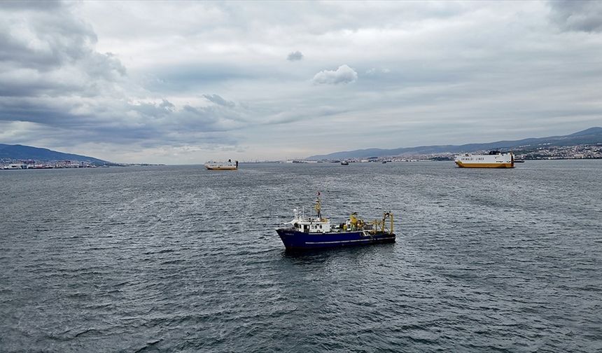 İzmit Körfezi'nde yapılan dip çamuru temizliği su kalitesini iyileştiriyor