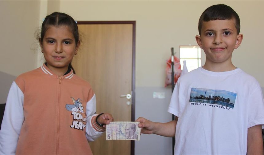 Kantinden aldığı parayı üstündeki yazıdan etkilenince sahibine teslim etti