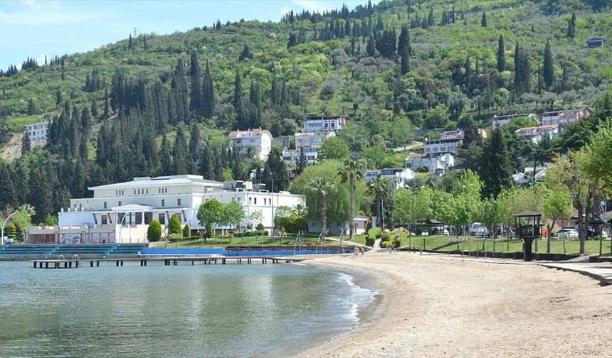 Kocaeli ile Mersin'de sıcak havayı fırsat bilen çocuklar ve gençler denize girdi