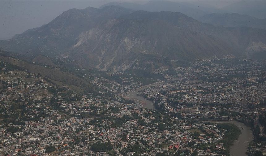 Pakistan, Hindistan'ın iddialarını çürütmek için gazetecileri Keşmir sınırına götürdü