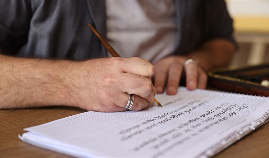 Polis memuru iş stresini boş zamanlarında kaligrafi sanatıyla atıyor