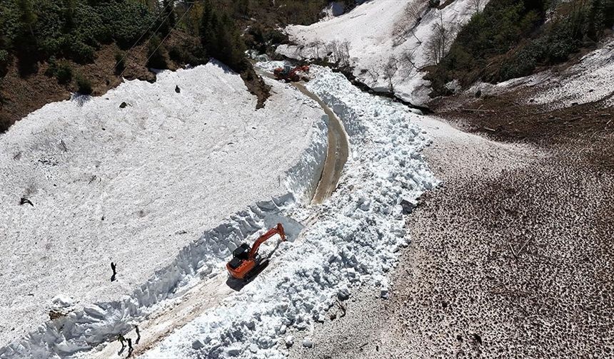 Rize'de yayla yollarında karla mücadele sürüyor