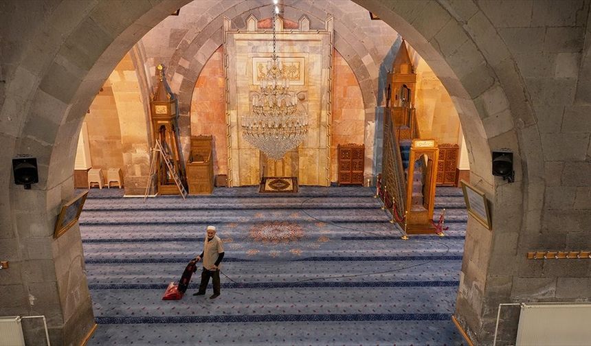 Tarihi Ulu Cami'nin 7 yıldır gönüllü olarak temizliğini yapıyor