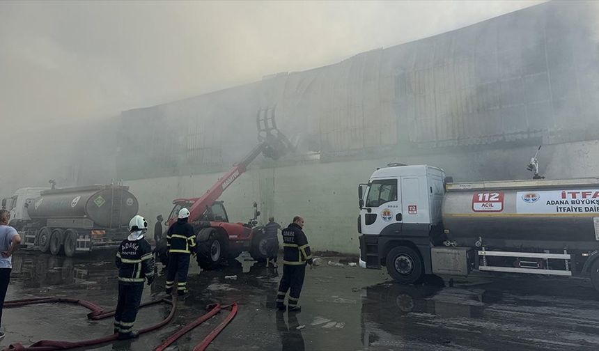 Adana'da geri dönüşüm tesisinde çıkan yangın kontrol altına alındı