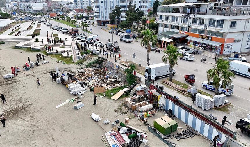Adana'da Karataş sahil şeridindeki kaçak yapılar yıkılıyor