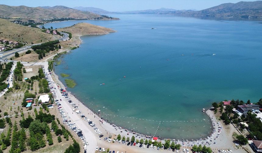Bayramda ziyaretçi yoğunluğu Hazar Gölü sahillerini canlandırdı