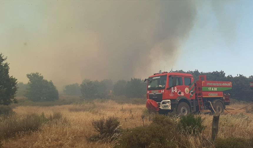 Çanakkale'de tarım arazisinde çıkan yangına havadan ve karadan müdahale ediliyor