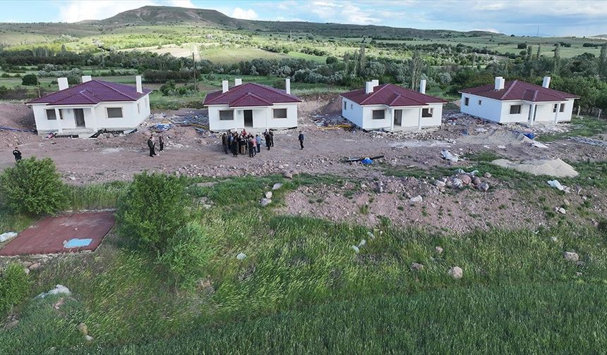 Depremlerden etkilenen Arguvan'da afet konutlarının yapımı sürüyor
