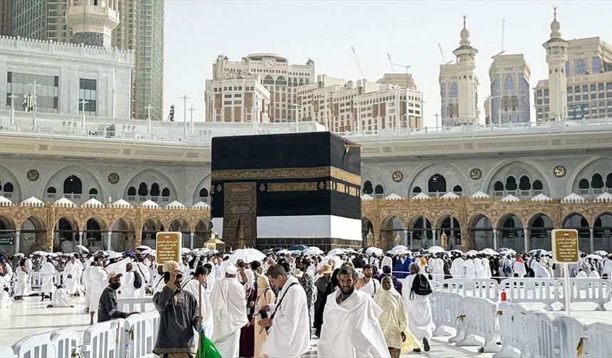 Hacı adayları Arafat öncesi Harem-i Şerif'te ibadetlerini sürdürüyor