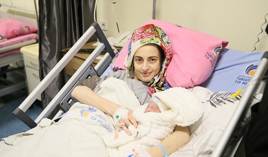 Hamileyken karaciğer nakli yapıldı, hem sağlığına hem bebeğine kavuştu