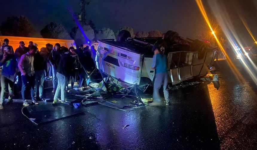 Hatay'da devrilen midibüsteki 25 tarım işçisi yaralandı