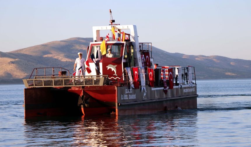Hazar Gölü'nde "Deniz Temizleme Aracı" hizmete başladı