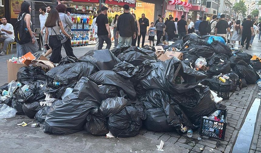 İzmir'de toplanmayan çöpler tepkilere neden oluyor