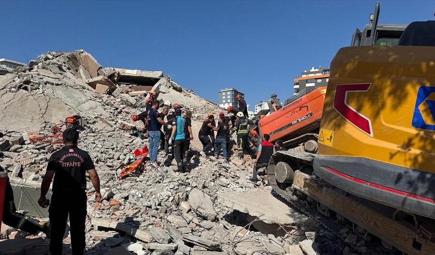 Kahramanmaraş'ta ağır hasarlı bina yıkılırken iş makinesinin üzerine devrildi