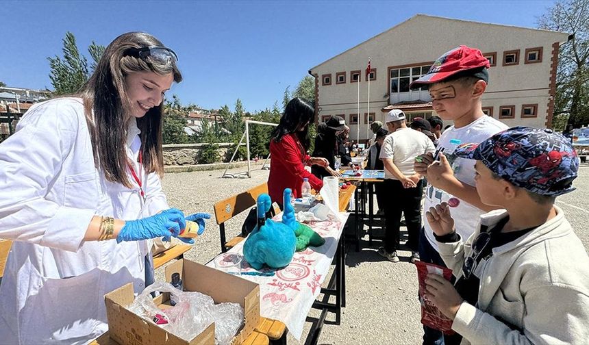 Karaman'da akademisyenler ve üniversite öğrencileri köy okullarında bilim etkinliği düzenliyor