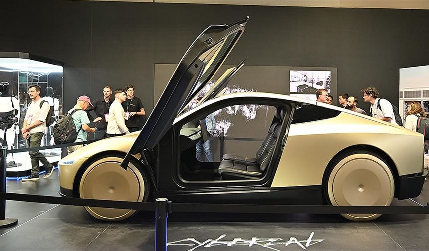 Musk'ın sürücüsüz taksi hizmeti sunacak aracı Cybercab, VivaTech'te görücüye çıktı