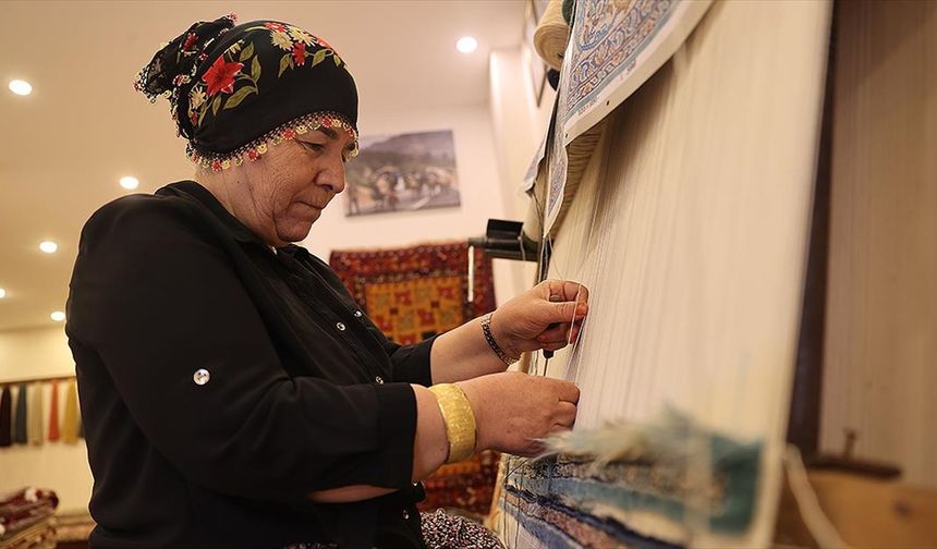 Nevşehir'de dokuma ustası kadın 50 yıldır ilmek atarak sanatını sürdürüyor