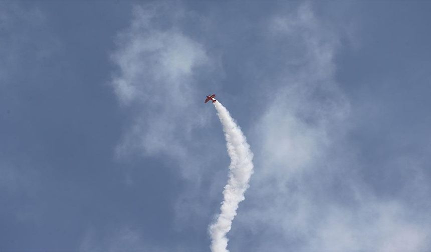 Paraşüt ve model uçak tutkunları Eskişehir'de gökyüzünü renklendirdi