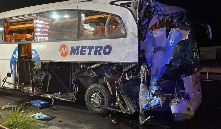 Sakarya'da yolcu otobüsünün tıra çarpması sonucu 12 kişi yaralandı