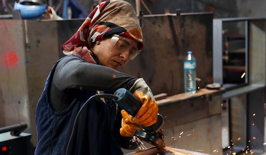 Yangın dolabı imalathanesinde kaynak ve zımpara işleri kadınlardan soruluyor