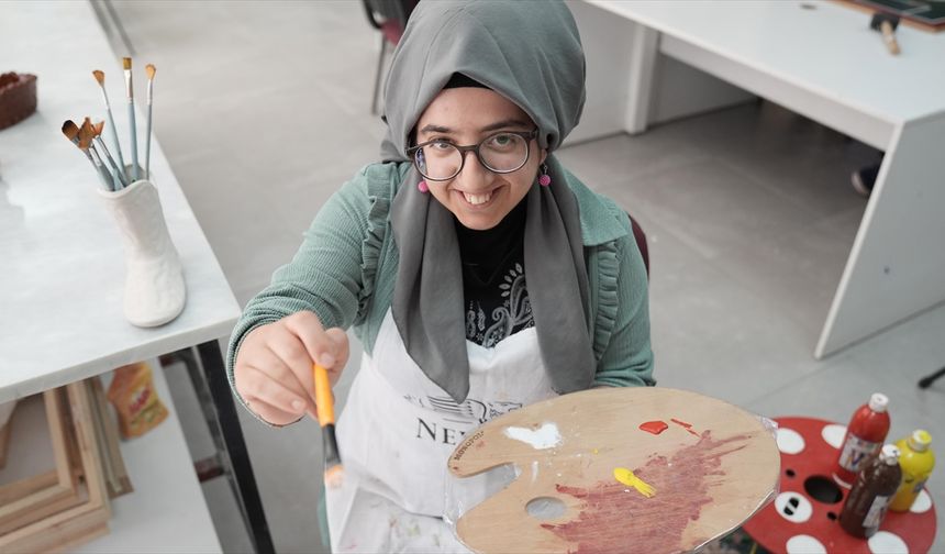 Ailesi ikna edilerek resim eğitimi verilen özel gereksinimli genç sergi açmaya hazırlanıyor