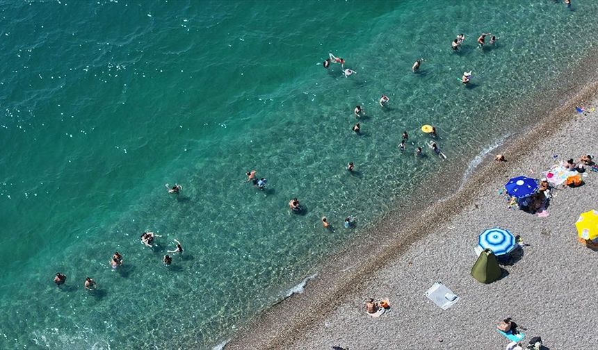 Antalya'da sıcak hava nedeniyle sahillerde yoğunluk yaşandı