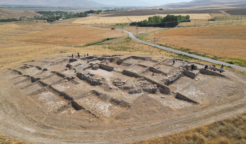 Arkeologlar, kavurucu sıcakta Urartuların asırlar önceki yaşamının izlerini araştırıyor
