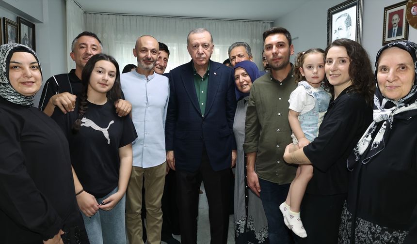 Cumhurbaşkanı Erdoğan, 15 Temmuz'da 3 yakını şehit olan Muzaffer Gülşen'i evinde ziyaret etti