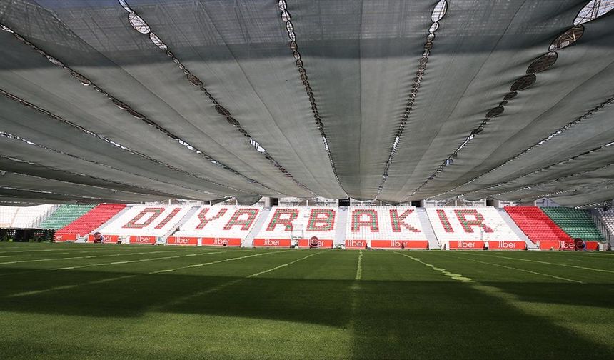 Diyarbakır ve Elazığ'da statlardaki çimler kavurucu sıcaktan perdeleme ve fan sistemiyle korunuyor