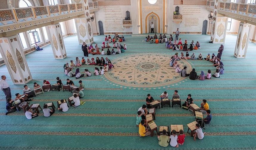 Diyarbakır'da imamın kurduğu kütüphane 7'den 70'e kitapseverleri ağırlıyor