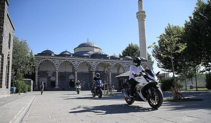 Diyarbakır'ın sıra dışı müezzini yarış motosikletiyle ilgi odağı oldu