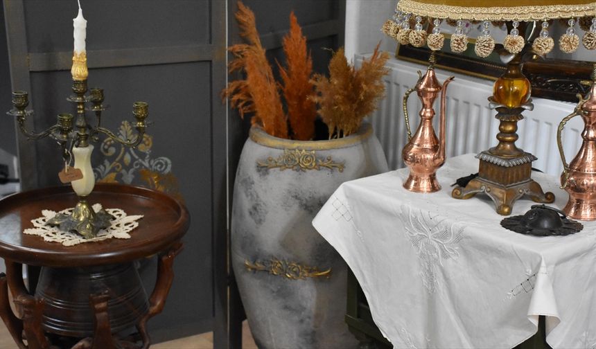 Gezdiği şehirlerden aldığı eşyaları oğlu ile açtığı kafede sergiliyor