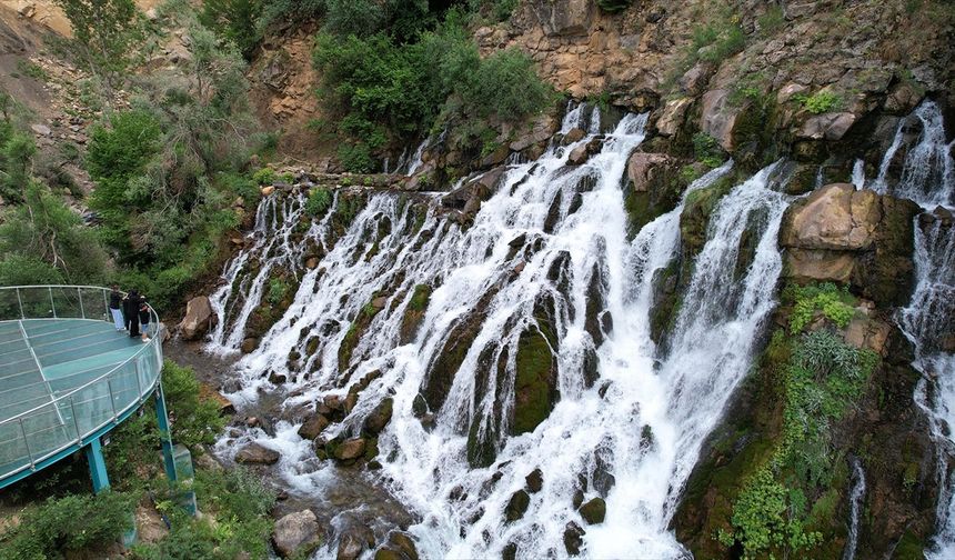 Gümüşhane'deki Tomara Şelalesi ziyaretçilerin uğrak noktası oldu