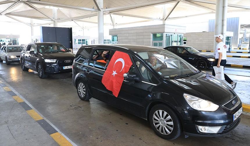 Gurbetçiler sınır kapısında "hızlı geçişten" memnun