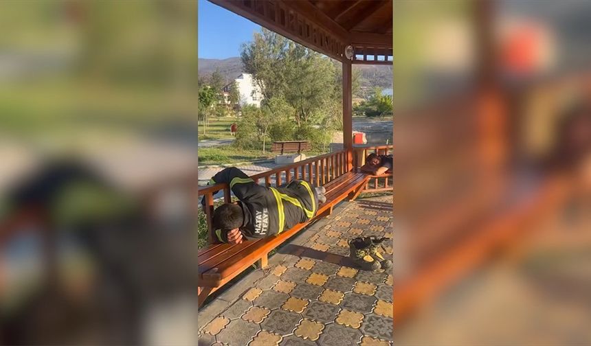 Hatay'daki orman yangınına müdahale eden itfaiyeciler kaldırım ve banklarda dinlendi