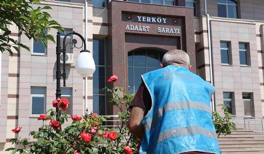 Hüküm giydikleri adliye sarayının tadilat ve bakım işlerini yapıyorlar