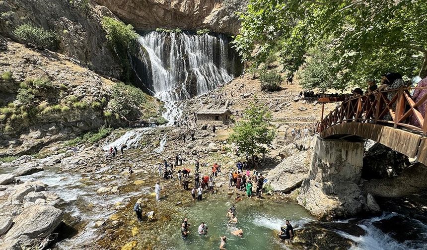 Kar ve buzullardan beslenen Kapuzbaşı Şelaleleri, sıcaktan kaçanları ağırlıyor