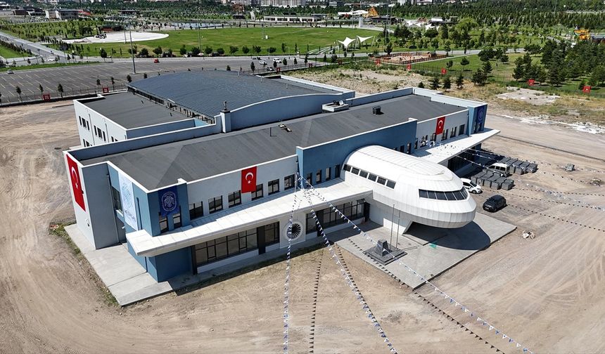 Kayseri'de uçağı andıran mimarisiyle dikkat çeken uzay ve havacılık lisesi tanıtıldı