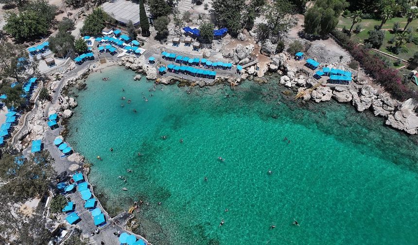 Mersin'deki Yapraklı Koy denizde "havuz keyfi" yapmak isteyenleri ağırlıyor