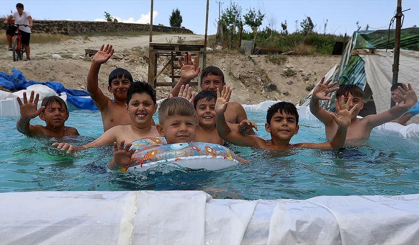 Öğretmen Berhan'ın "köy havuzu" çocukların yaz neşesi oldu