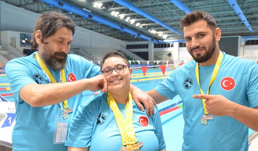 Otizmli ve işitme engelli yüzücü yeni başarılara babasıyla hazırlanıyor