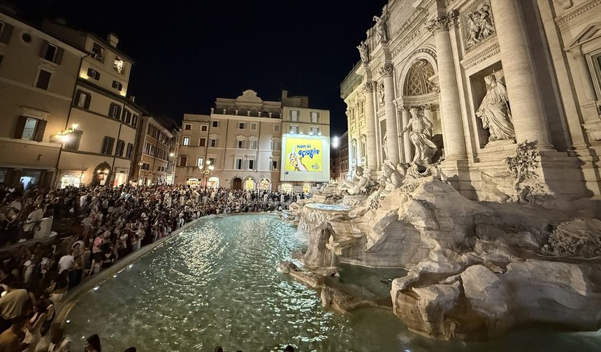 Roma'da tarihi Trevi Çeşmesi'nin ışıkları Gazze için söndürüldü