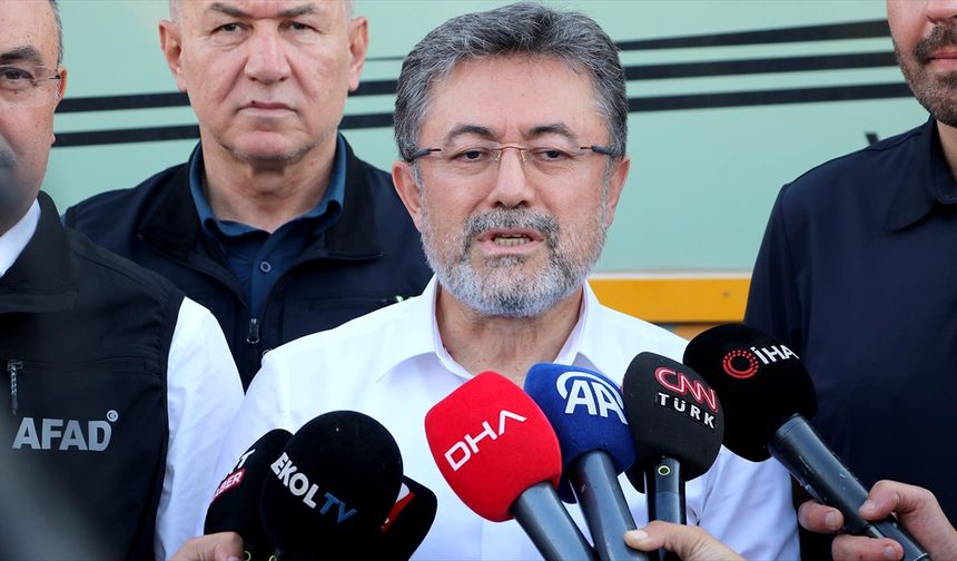Tarım ve Orman Bakanı Yumaklı: Yerleşim yerlerinde yangının ve rüzgarın hızı düştü