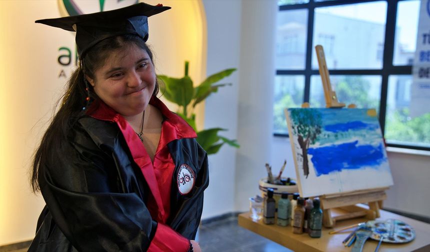 Üniversite hayalini gerçekleştiren Down sendromlu genç kızın şimdiki hedefi öğretmenlik