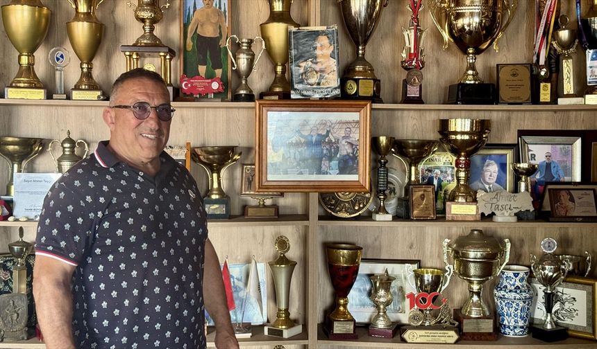 Yağlı güreş efsanesi Ahmet Taşçı, "ahlı kemer" için başpehlivan Zeybek'e helallik verdi