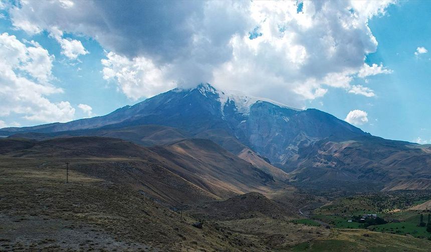 Ağrı Dağı'nın zirvesindeki takke buzulunda erime sürüyor