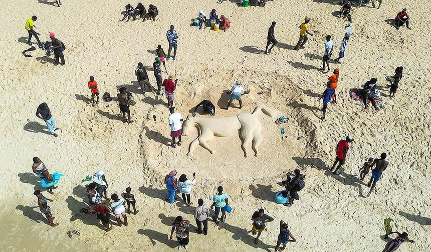 Dakar sahillerinde kumdan heykeller yapan Omar Mbaw sanatını geliştirmek için destek bekliyor