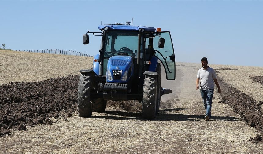 Diyarbakır'da uygulanan proje çiftçilere tarlasını sürücüsüz traktörle ekme imkanı sunacak