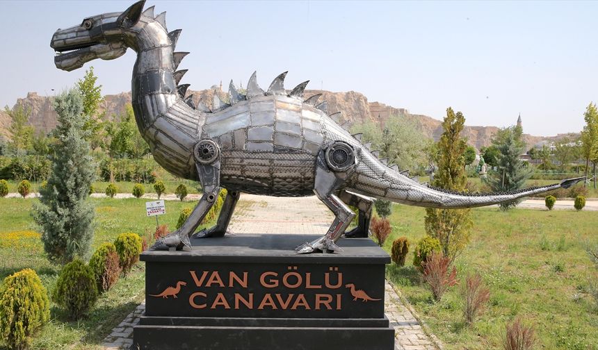 Hurda demirlerden yapılan "Van Gölü Canavarı" heykeli 350 bin liradan satıldı