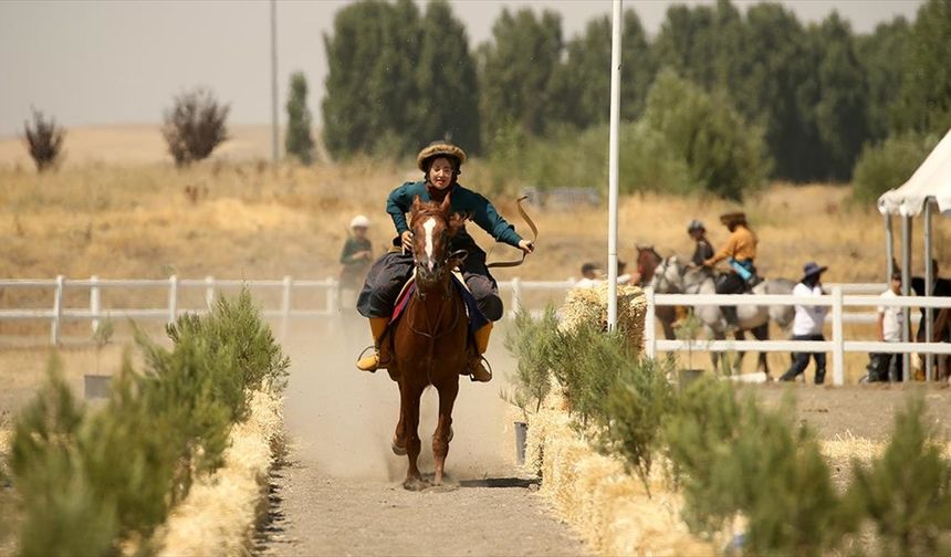 'Kadın süvariler' atlı okçuluğu geliştirerek ecdadın izinden gidiyor